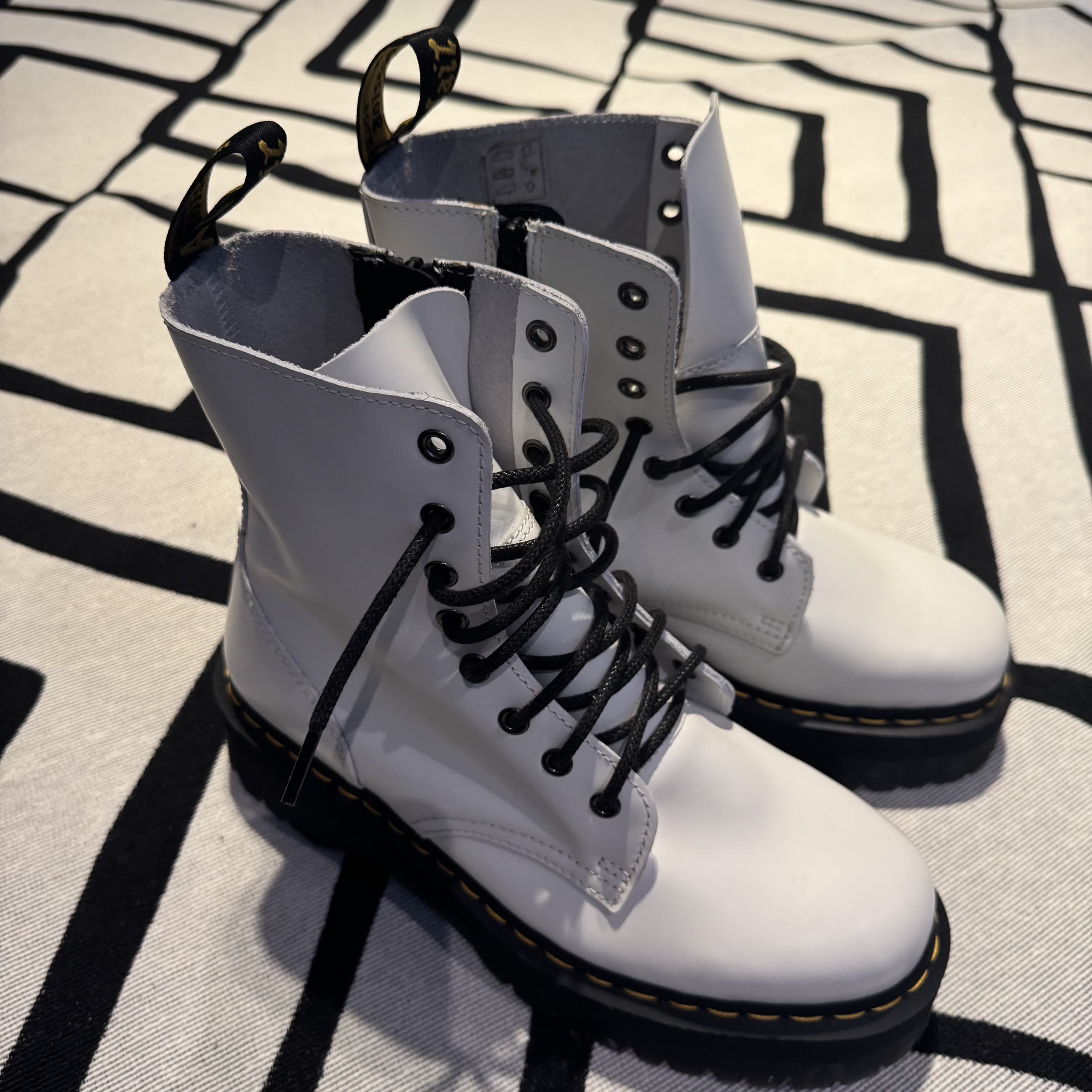 par de botas Dr. Martens brancas de 8 ilhós com cadarço preto