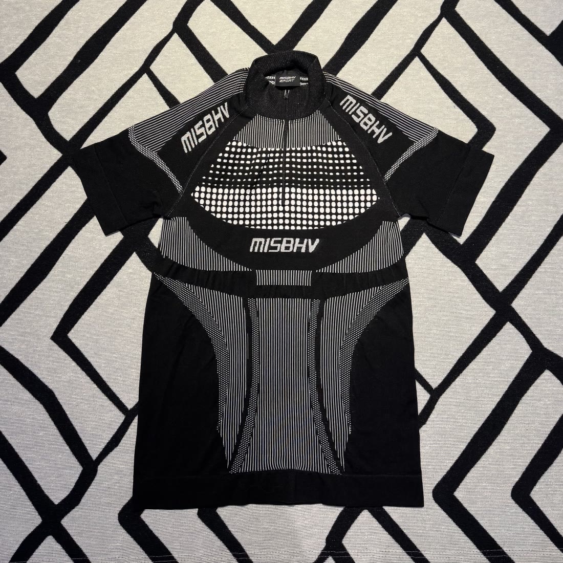 frente da camisa MISBHV Sport Active preta e branca com meio zíper