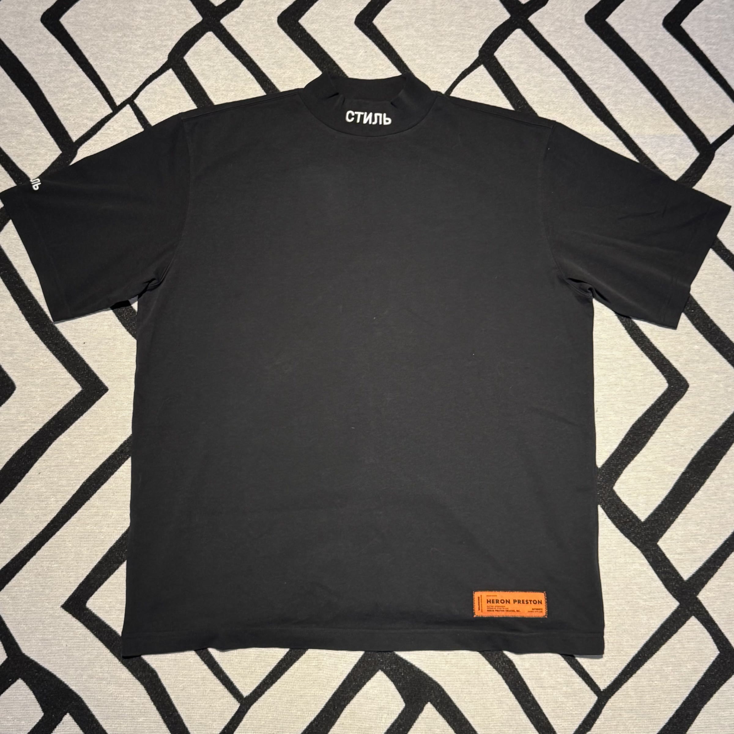 frente da camiseta preta Heron Preston com gola СТИЛЬ
