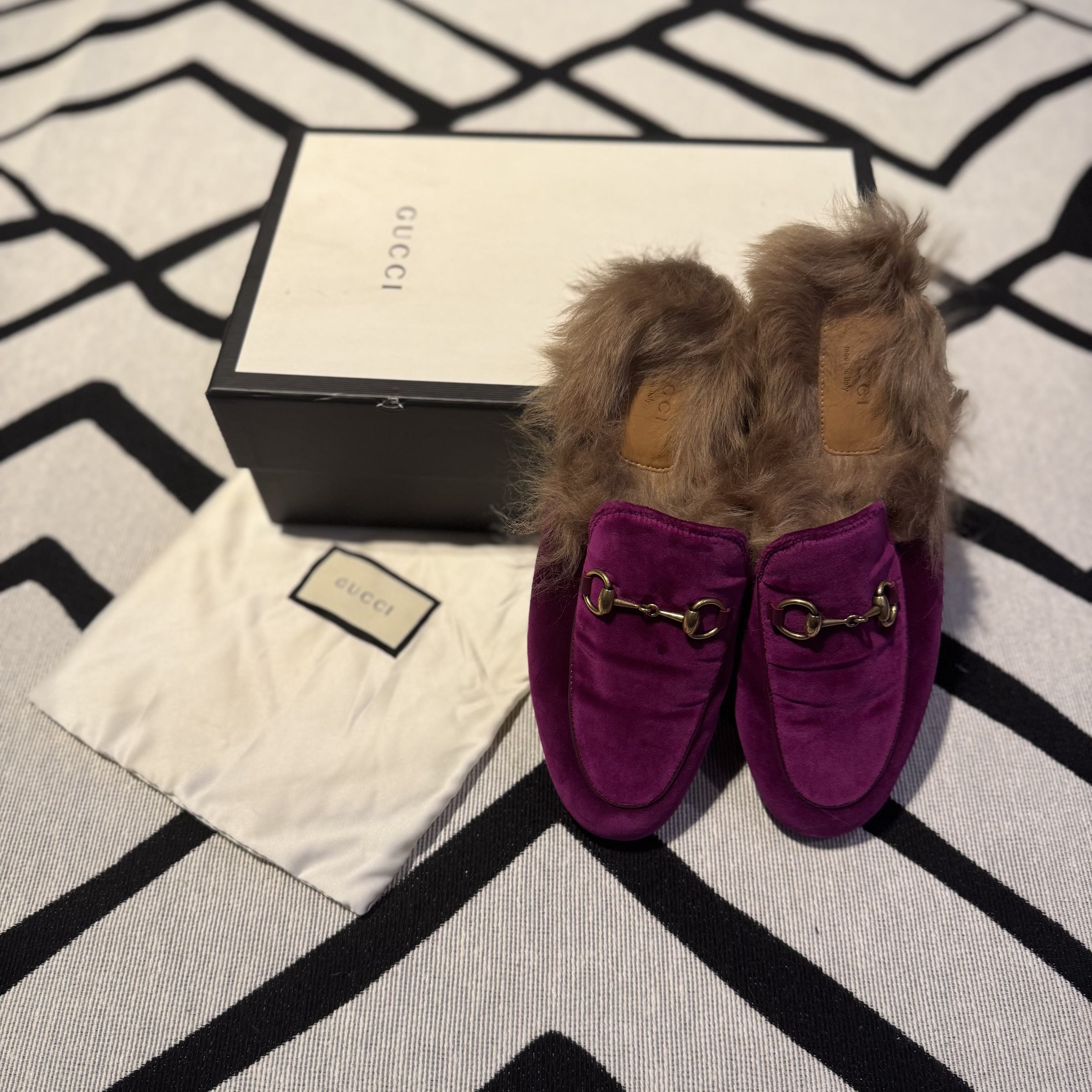 par de mules Gucci Princetown de veludo roxo com pelo e horsebit dourado