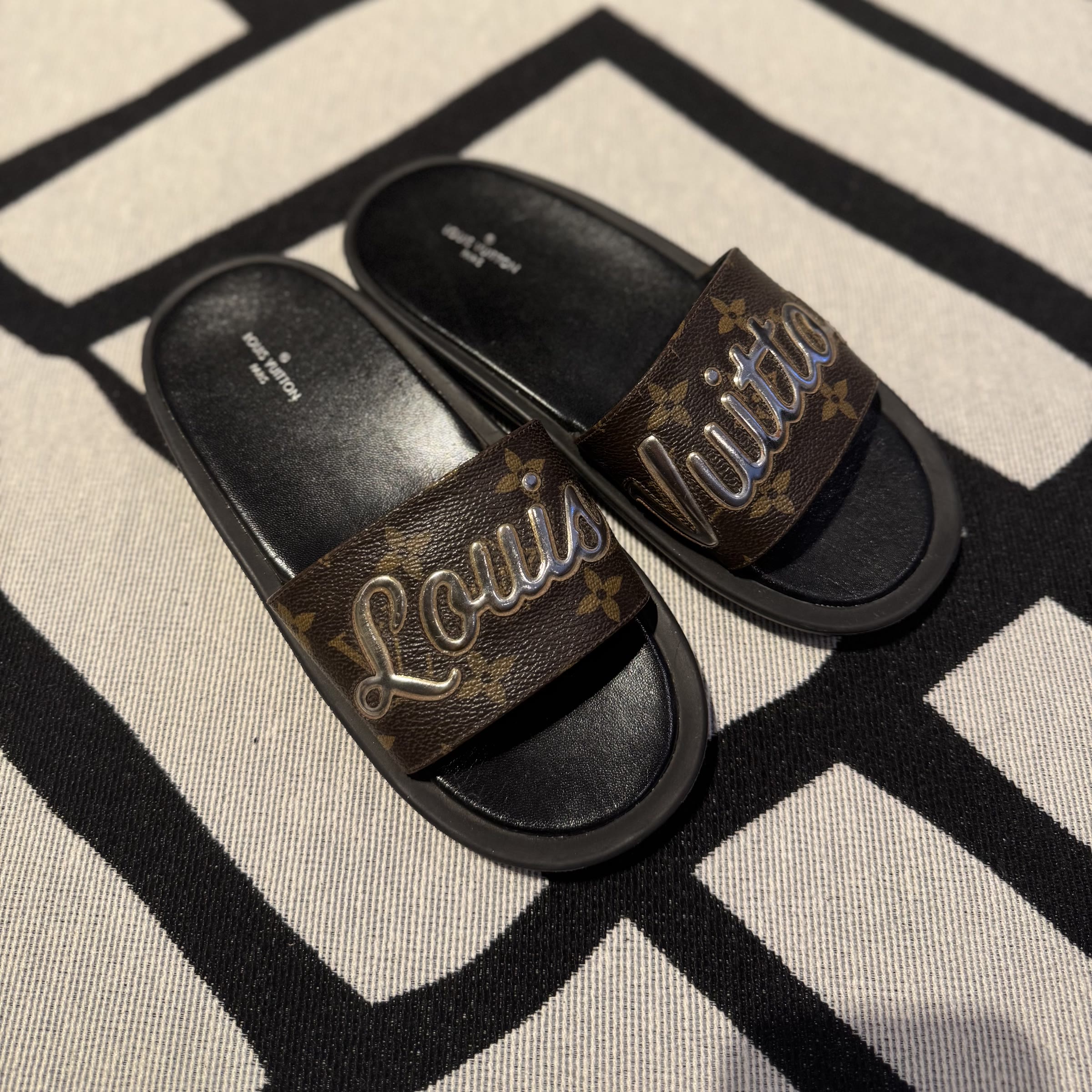 par de slides Louis Vuitton em canvas monograma com bordado