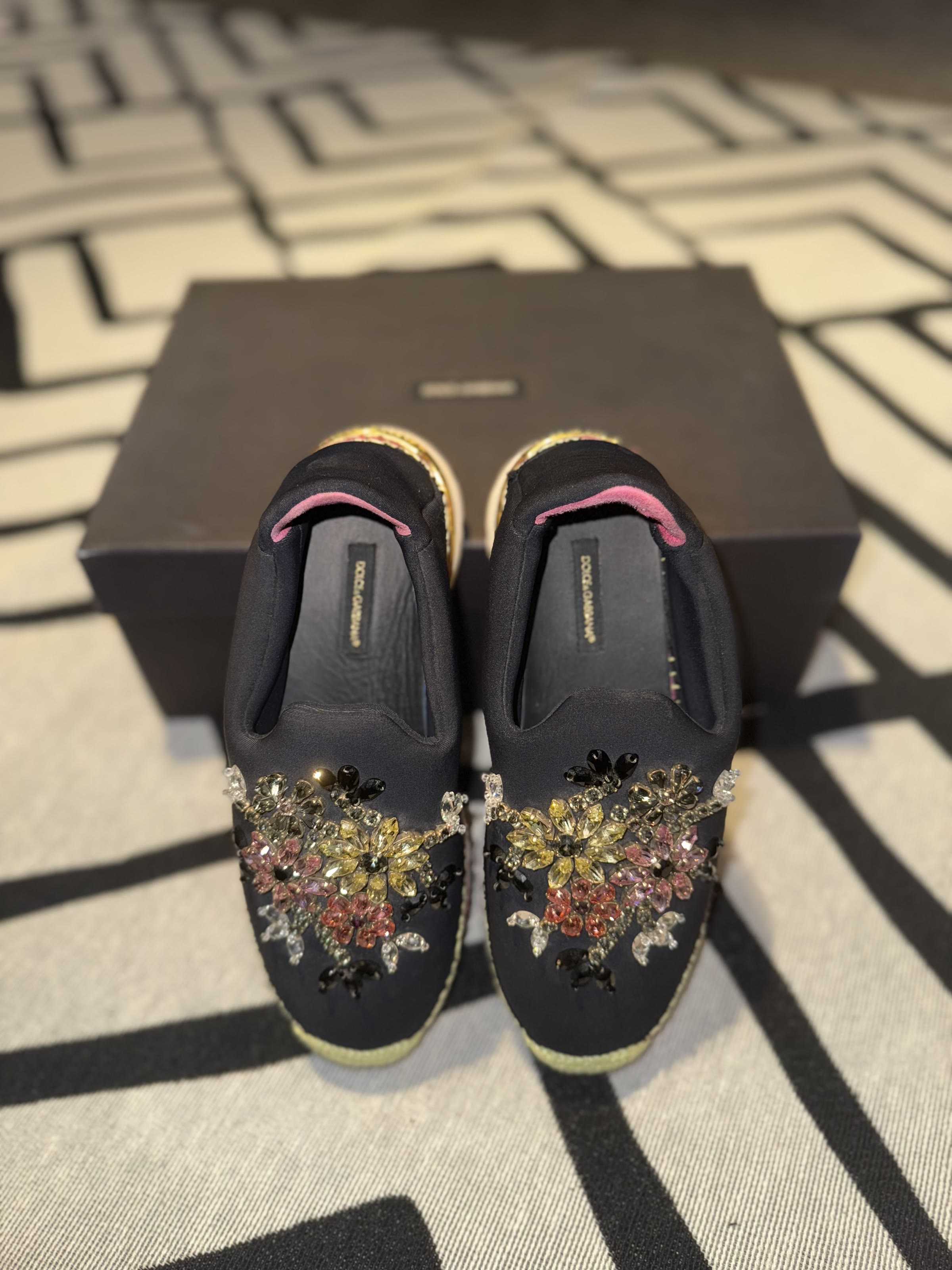 tênis Dolce & Gabbana visto de cima mostrando o bordado de cristais